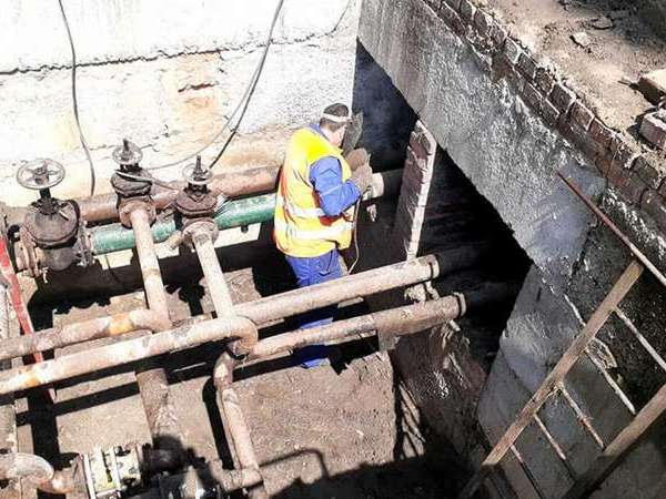 Кременчугские коммунальщики проводят ремонт тепловых сетей