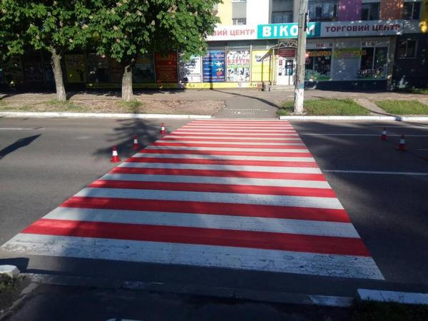 Кременчугские дорожники наносят специальную разметку на проблемные участки дорог