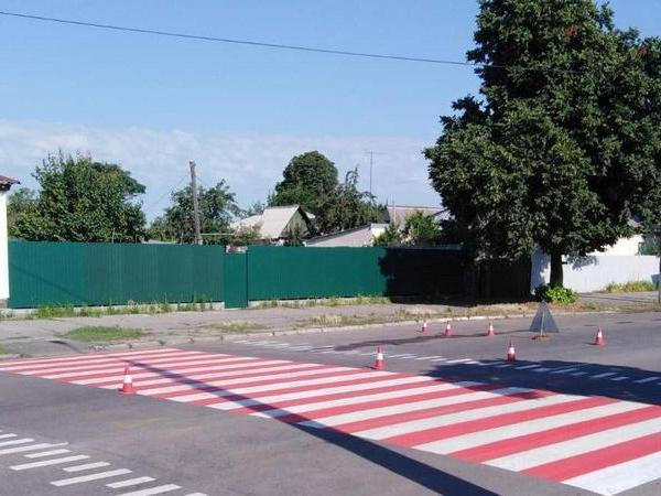 Дорожники продолжают наносить специальную разметку на проблемные участки дорог Кременчуга