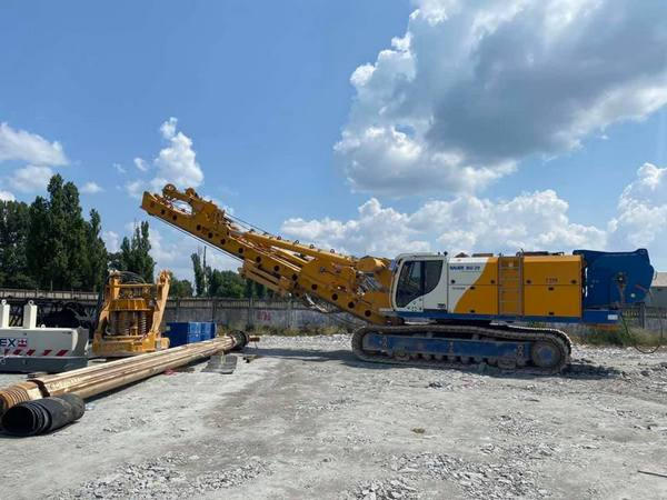 В Кременчуг продолжает поступать спецтехника для строительства нового моста