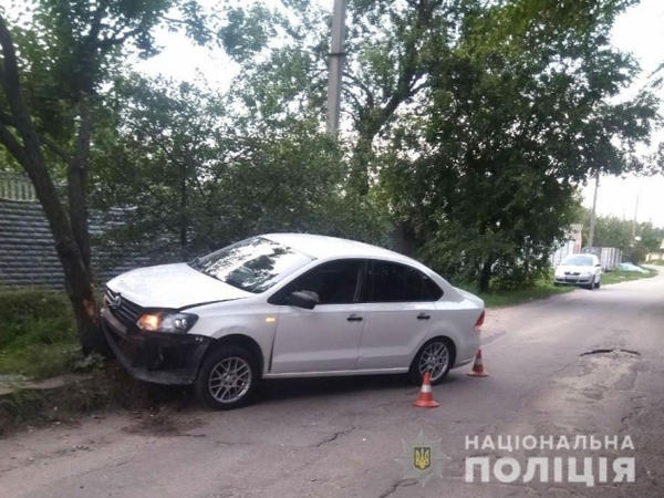 Кременчужанин Volkswagen Polo на въехал в дерево