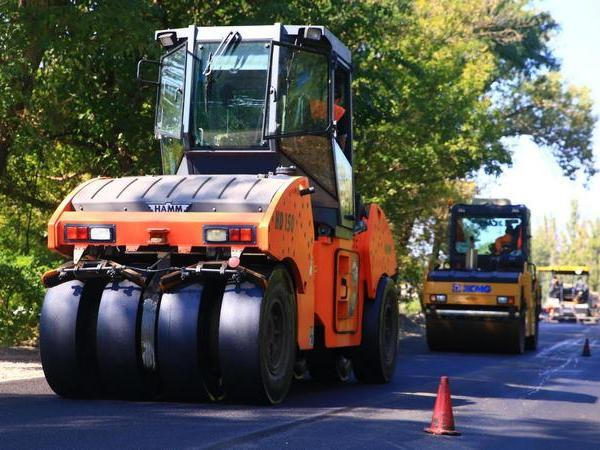 В Кременчуге на Набережной лейтенанта Днепрова продолжаются работы по укладке нового асфальта