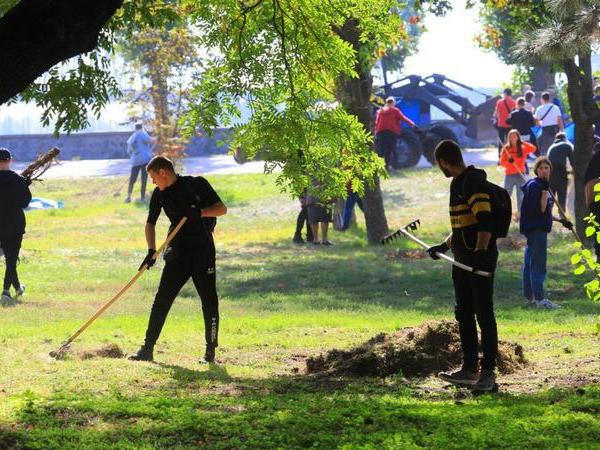 В рамках акции «Зеленая толока» кременчугская молодежь проводила уборку в парке «Юбилейный»