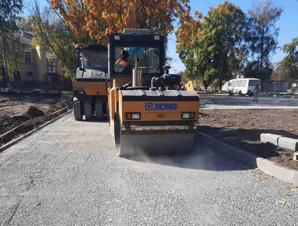 Кременчугские дорожники ремонтируют дороги с асфальтовым и грунтовым покрытием
