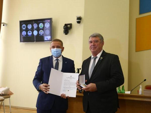 Кременчугских промышленников, спортсменов и ученых наградили почетным знаком «За заслуги перед городом»