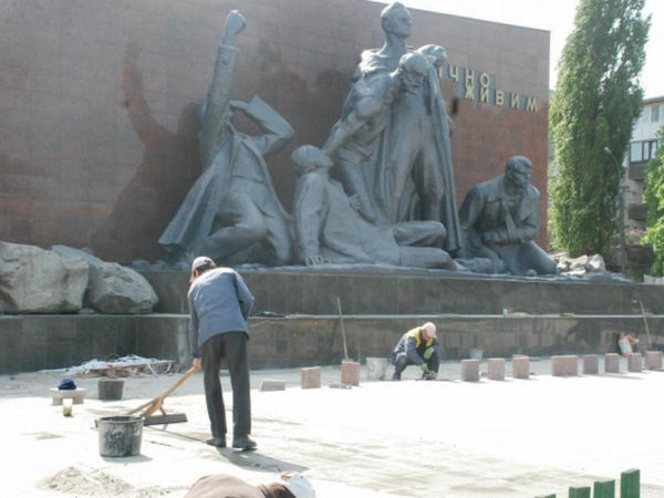 Митингу 9 мая быть: чиновники нашли способ, как скрыть разруху на мемориале