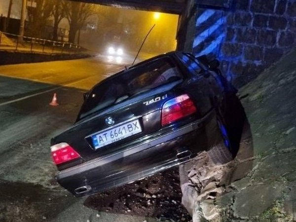 В Кременчуге автомобиль врезался в каменную стену путепровода