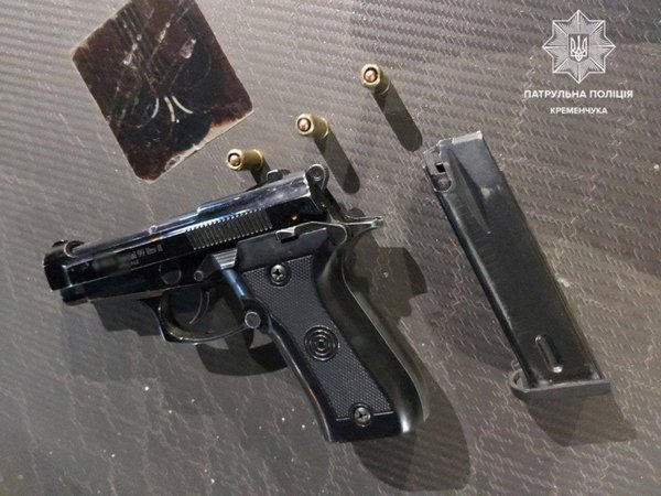Кременчугские патрульные задержали нарушителя ПДД с пистолетом в салоне