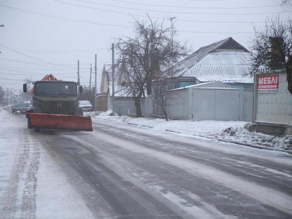 КАТП-1628 расчищает от снега и посыпает противогололедным материалом городские автодороги