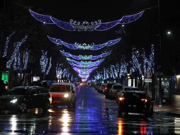 В Кременчуге на улице Соборной презентовали праздничную новогоднюю иллюминацию