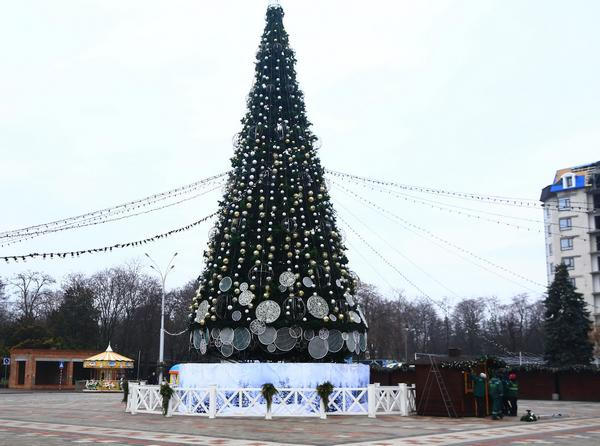 Подготовка главной площади и центральной улицы Кременчуга к Новому году подходит к концу