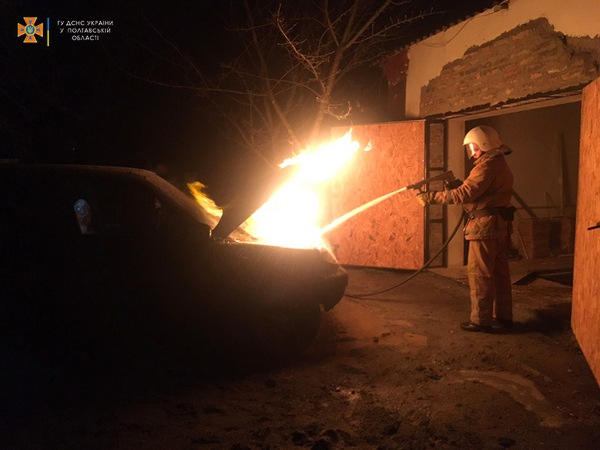 За сутки в Кременчуге сгорело 2 автомобиля, один – чуть не сгорел