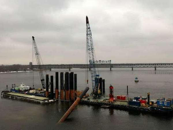 В Кременчуге при любой погоде ведутся ремонтные работы по строительству нового моста