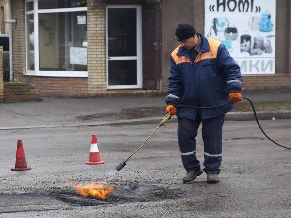 Кременчугские дорожники ликвидируют ямы на городских автодорогах
