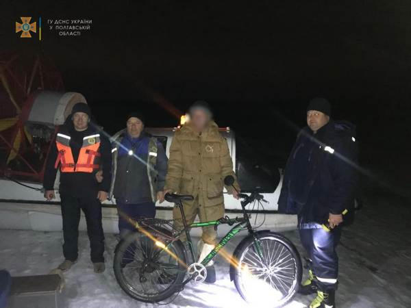 В Кременчуге на льду заблудился рыбак-велосипедист