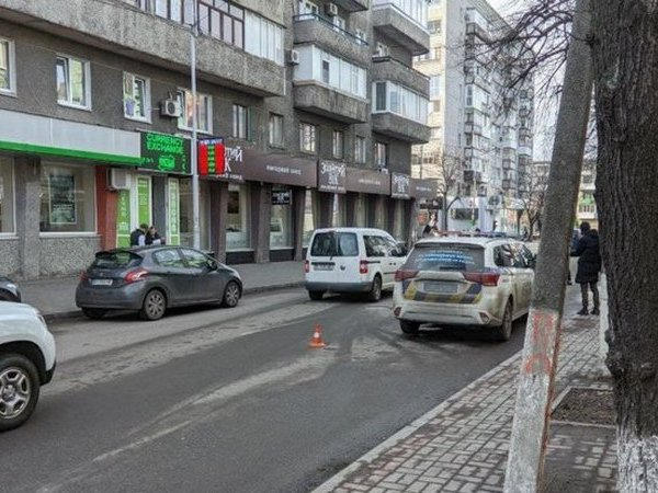 В центре Кременчуга такси врезалось в припаркованное авто