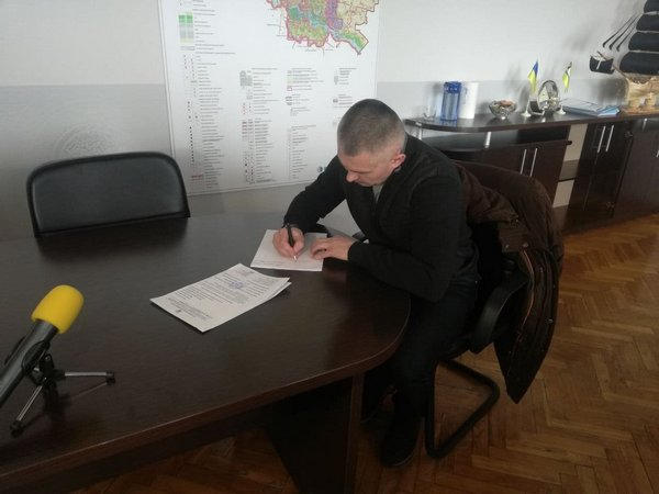 В Кременчуге собирают подписи в поддержку заявления Президента о закрытии неба над Украиной