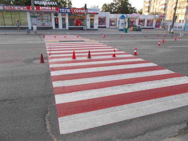 Пешеходные переходы Кременчуга раскрасили в красно-белый цвет