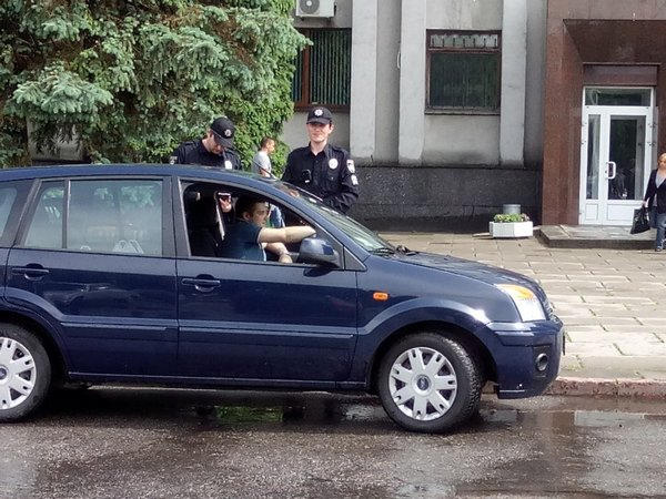 Патрульные взялись за нарушителей парковки возле Кременчугского горисполкома