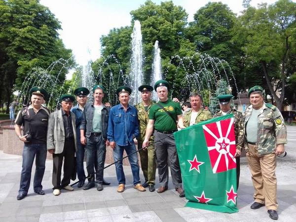 В центре Кременчуга пограничники устроили парад с советской символикой