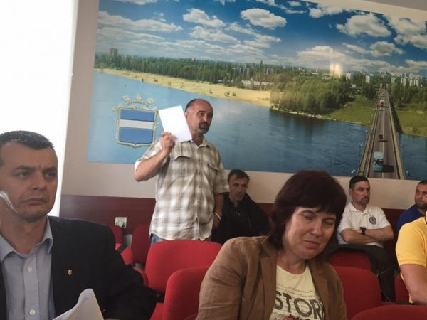В Кременчуге воины АТО угрожают маршрутчикам горящими колесами