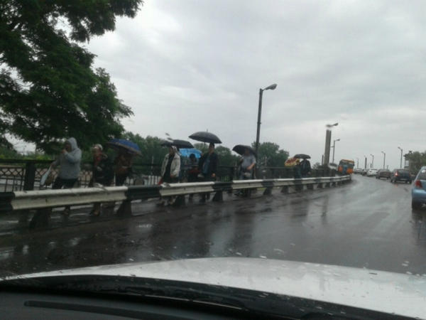 Крюковский мост в Кременчуге весь день в пробках
