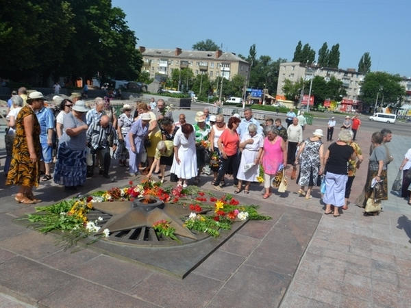 Кременчужане возложили цветы к мемориалу «Вечно Живым»