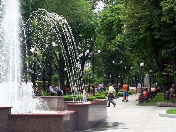 Кременчугских комунальщиков поверг в шок бардак после праздника в сквере Бабаева