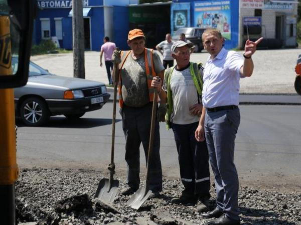 Несмотря на жару, кременчугские дорожники работают в поте лица