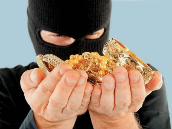 Средь бела дня у кременчужанки сорвали цепочку за 5 тыс. грн