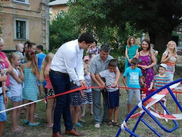 В Кременчуге открылась новая детская площадка