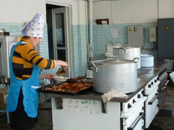 В Кременчуге учеников кормят куриным филе по 170 грн/кг и колбасой 2-го сорта
