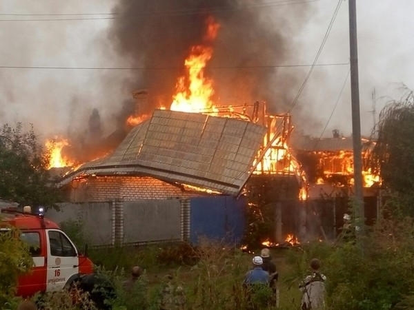 В Кременчуге на Первой Занасыпи загорелся дом: есть пострадавший