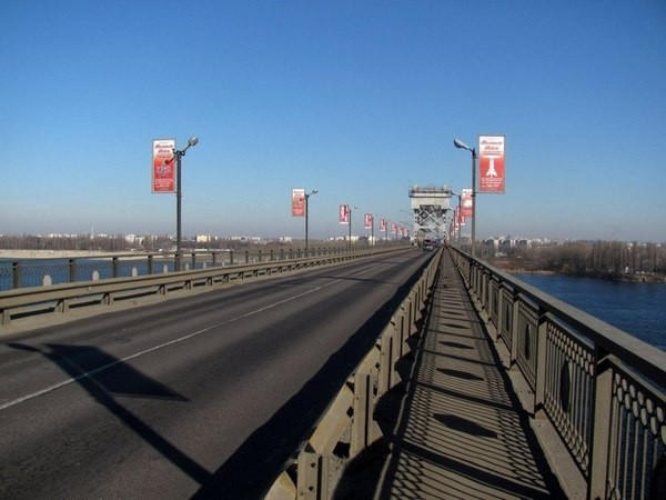 Кременчугские дорожники уже этой ночью начнут ремонт моста через Днепр