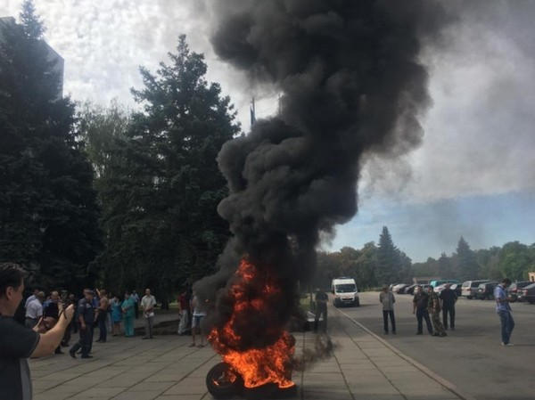 В Кременчуге протестующие впервые жгли шины перед мэрией