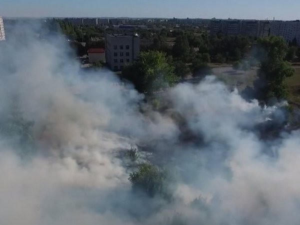 Молодежный в дыму: возле Детской поликлиники загорелось поле Молодежный в дыму: возле Детской поликлиники загорелось поле