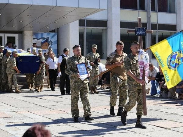 На коленях и со слезами на глазах: как кременчужане прощались с Героем, погибшим под Иловайском