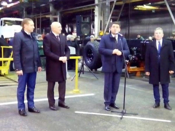 Гройсман оценил кременчугские КрАЗы и беспилотный Спартан