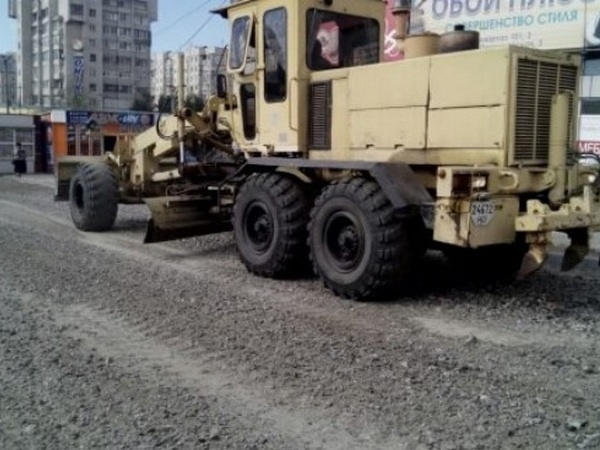 Кременчугские дорожники заканчивают ремонт тротуара на проспекте Свободы