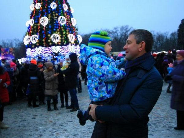 В Кременчуге зажгли главную новогоднюю елку