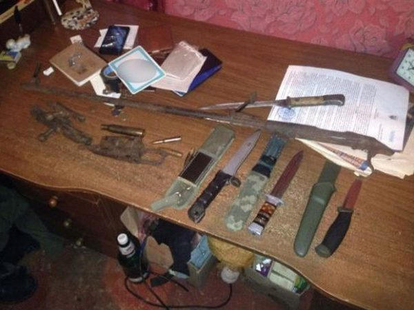 В Кременчугском районе полиция задержала мужчину с арсеналом холодного оружия