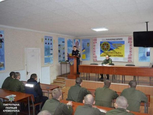 Полиция Кременчуга учила военных правилам вождения на дорогах зимой