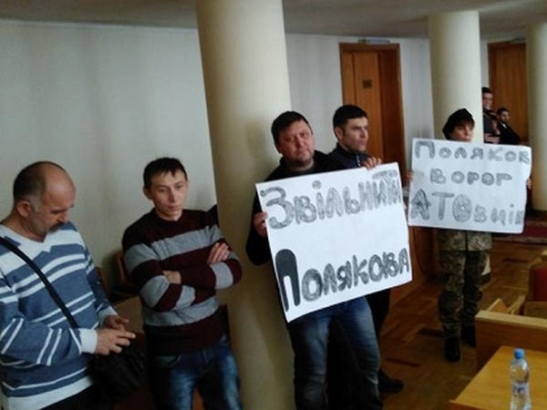 Кременчугские активисты требуют отставки начальника ДТСЗН и вопросов АТО Полякова