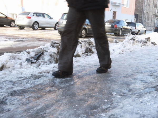 Кременчужане и Малецкий жалуются на покрытые льдом тротуары