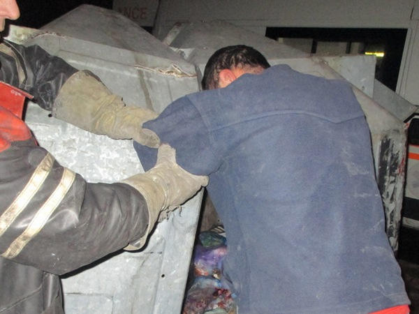 В Кременчуге в контейнер для мусора упал человек