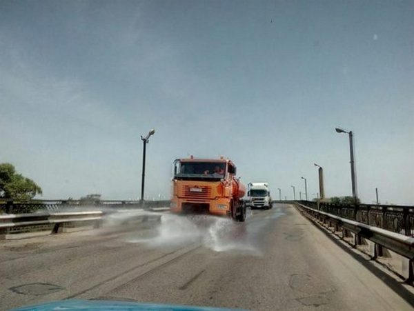 В Кременчуге коммунальщики начали поливать автодороги города