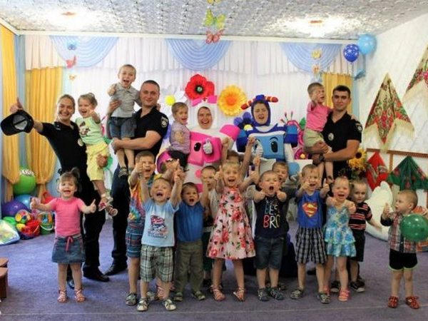 Кременчугские патрульные игрались с детьми