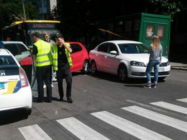 В центре Кременчуга столкнулись два автомобиля
