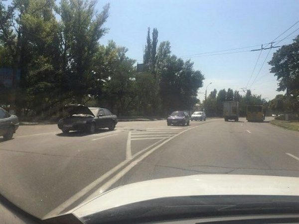 Возле кременчугской прокуратуры горел автомобиль