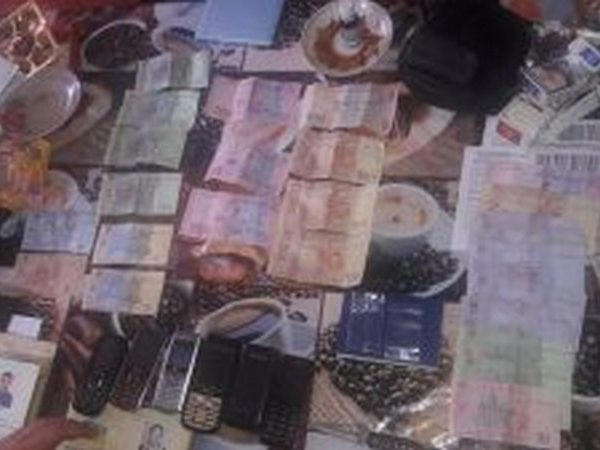 В Кременчуге 71-летнюю женщину с сыном поймали на факте сбыта наркотиков